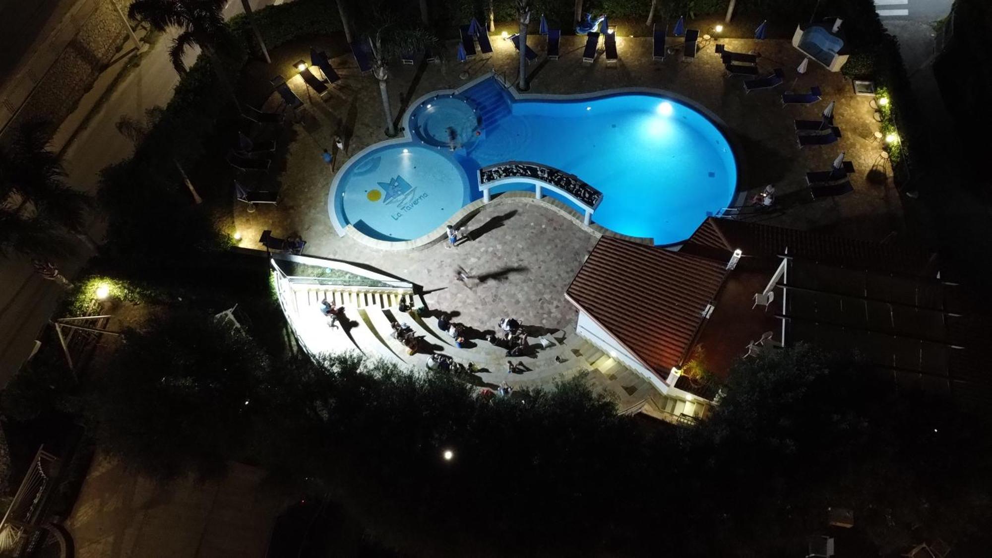 Residence Hotel La Taverna 카포바티카노 외부 사진